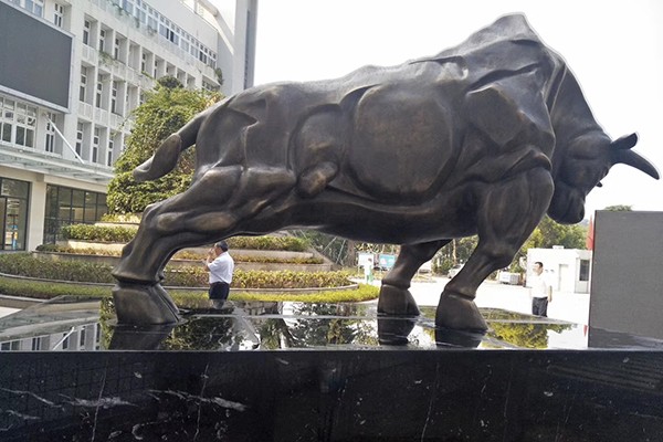 Custom Fiberglass Bull Sculpture - Dynamic Strength Symbol for Outdoor and Indoor Spaces